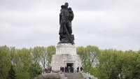 Паметниците на Червената армия извън Русия падат, в Берлин започна дебат