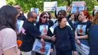 Протест пред клиниката, където 6-годишно дете почина при стоматологична интервенция