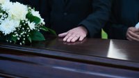 Дъщеря откри непознат в ковчега на майка си, облечен в нейните дрехи