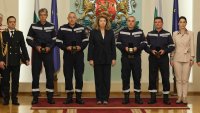 Йотова награди пожарникарите, гасили автобуса на "Челопешко шосе"