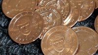 Монетите с лика на Тръмп се изчерпаха часове след пускането им в продажба