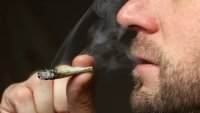 Бебе е пред инфаркт в болница, баща му пушил марихуана до него 