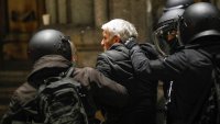 Грузинската полиция използва водни оръдия, за да отблъсне протестиращи пред президентския дворец