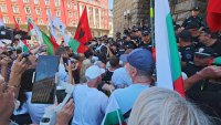 Протестиращи срещу еврото се сблъскаха с полицията пред Народното събрание ВИДЕО