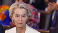 Урсула фон дер Лайен оцеля след рядък двоен вот на недоверие в ЕП