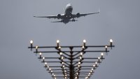 Пътници откачиха в самолет, един изяде паспорта си, друг го хвърли в тоалетната