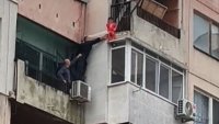Арестуваха родителите на детето, висяло от балкона в Ямбол