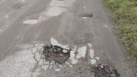 Helpbook: Стадо крави през жп линията, път с дупки като кратери...