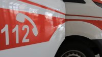 Момче е с мозъчен кръвоизлив в болница, возило се на тавана на кола