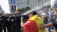 Протестиращи фермери се биха с полицията в Букурещ ВИДЕО/СНИМКИ