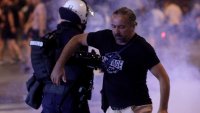 Газ, бой, белезници... Вучич увеличава репресиите, Брюксел мълчи