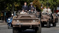 Макрон прие военния парад в Париж по случай Деня на превземането на Бастилията ВИДЕО