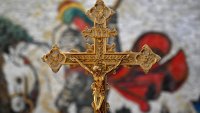 Кръст падна и уби свещеник по време на литургия