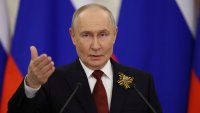 Повече зрелище, отколкото мощ: Парадът на Путин показва отчаян и празен режим