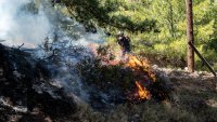 Трети ден гръцкият остров Хиос гори на пет фронта