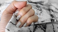 Есенен маникюр - мраморните нокти са задължителни