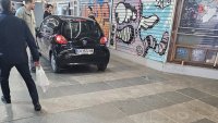 Празна кола връхлетя в подлеза на 