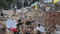 Призивите за избори в Украйна се засилват, но моментът може да е грешен