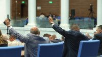 Анализатори: Опозицията е хилава, вотът на недоверие няма да мине