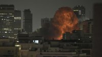 Най-малко 11 души са ранени при иранска ракетна атака срещу Израел