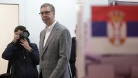 Вучич чака час и половина, за да гласува на парламентарни избори в Сърбия