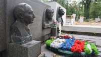 Гробът на Тодор Живков осъмна с венец с руското знаме
