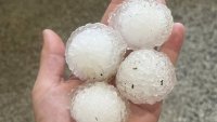 Огромни късове лед удариха Трявна, градушка в много градове ВИДЕО