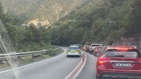 Тежка катастрофа затвори Е-79 в Кресненското дефиле, дете е затиснато в автомобил, 