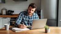 Държавните служители ще могат да работят и от къщи