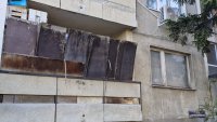 Апартамент и балкони са превърнати в депо за боклуци, съседи се опасяват от пожар