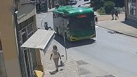 Абсурд в Хасково: Мъж, с дете в ръце, изрита електробус и си счупи крака