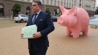 В кадър: ПП сравни Бюджет 2026 с прасе-касичка, инсталира я пред НС