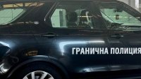 Двама гранични полицаи превозвали мигранти със служебна кола