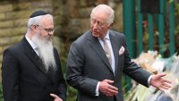 Крал Чарлз III посети мястото на терористичната атака в синагогата в Манчестър