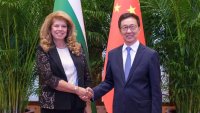 Вицепрезидентът Илияна Йотова разговаря с китайския си колега