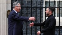 Стармър посрещна Зеленски с топла прегръдка СНИМКИ