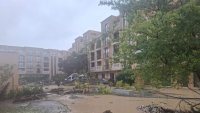 Евакуацията на хора във вилното селце Елените продължава