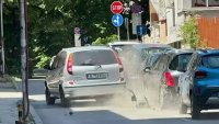 Като сцена на филм от ужасите: Пиян шофьор блъсна паркирани коли и заплаши потърпевшите с пистолет