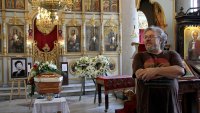 В кадър: Стотици изпратиха Божана Апостолова в последния й път