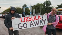 В кадър: Привърженици на "Възраждане" вдигнаха плакати "Махай се, Урсула" пред ВМЗ-Сопот