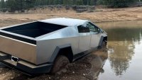 Мъск похвали Tesla Cybertruck, че е амфибия, а един затъна в река...
