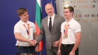 Премиерът връчи националния флаг на олимпийските отбори по природни науки СНИМКИ