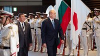 Президентът Радев посети японска авиобаза и влезе в кабината на „синя оса“