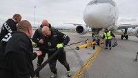 В кадър: Мъже от стомана се изправиха срещу Airbus A220-300