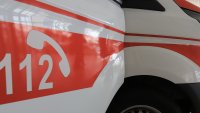 Мъж е с опасност за живота, след като го ударило дървото, което режел
