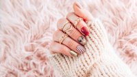 Маникюр за зимата – 7 дизайна тип пуловер, които да опитате