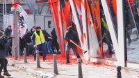 Феновете на "Възраждане", запалили сградата на ЕК, ги грози 5 г. затвор 