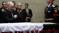 В кадър: Със сълзи на очи Путин изпрати "другаря си" Сергей Иванов ВИДЕО