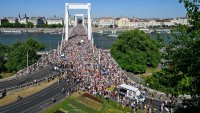 Организаторите се хвалят: Прайдът в Будапеща събра близо 200 000 участници СНИМКИ
