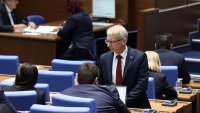 Николай Денков: Държавният глава тича по пистата на популизма